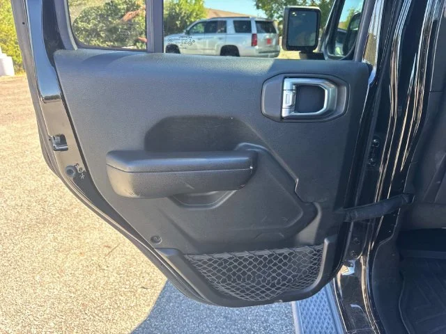 Used 2020 Black Jeep Sport image 19
