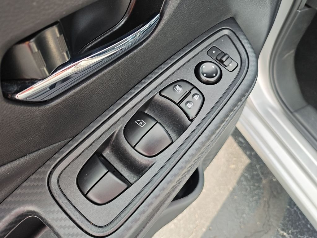 Used 2025 Silver Nissan 1.6 SV image 11