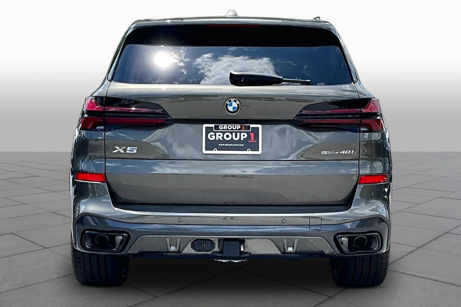 New 2026 Manhattan Green Metallic BMW sDrive40i image 4