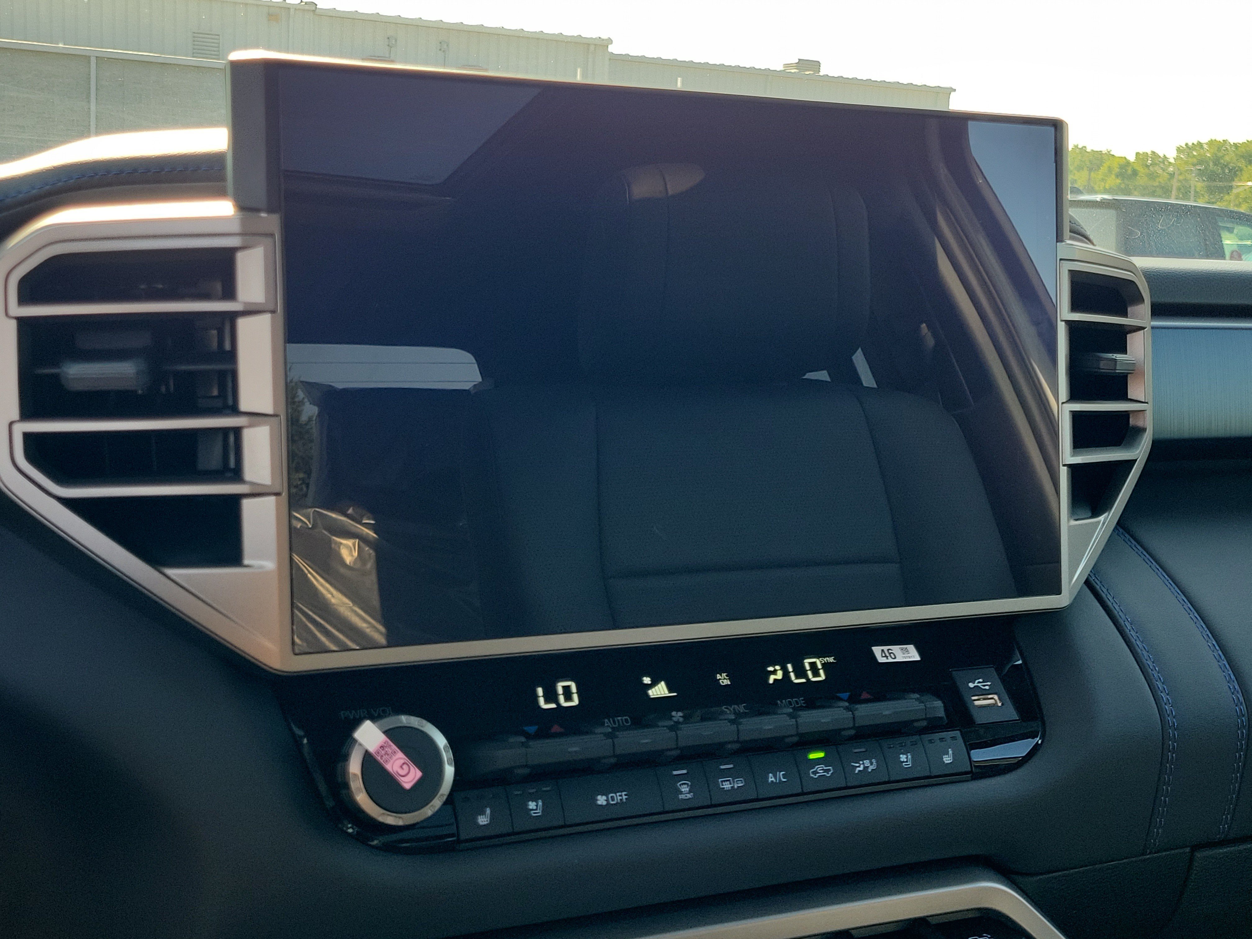 New 2026 Wind Chill Pearl <sup>1</sup> Toyota Tundra Platinum image 25