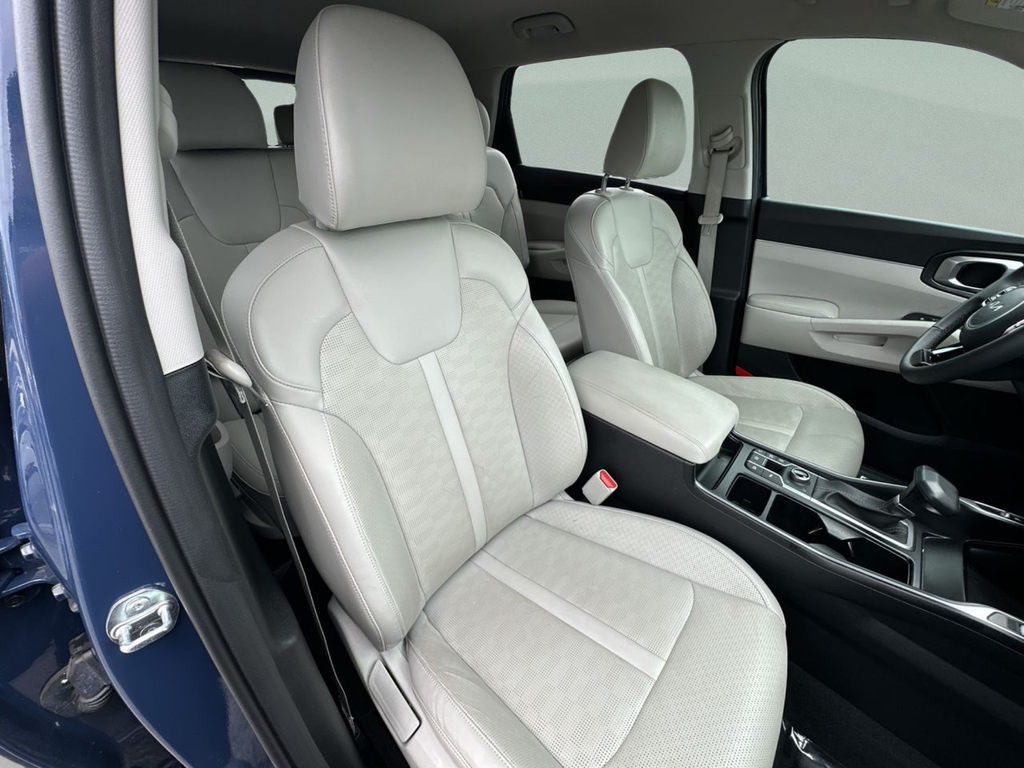 Used 2025 Black Kia S image 38