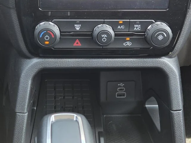 New 2025 Oxford White Ford XLT image 16