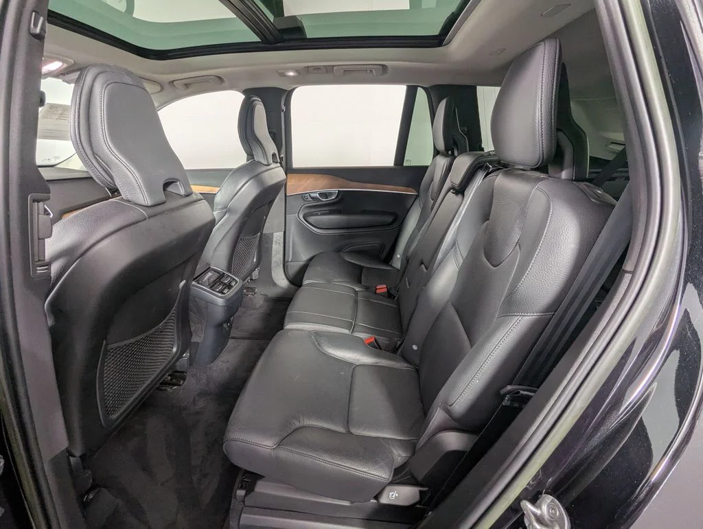 Used 2023 Black Volvo B6 Plus 7-Seater image 14