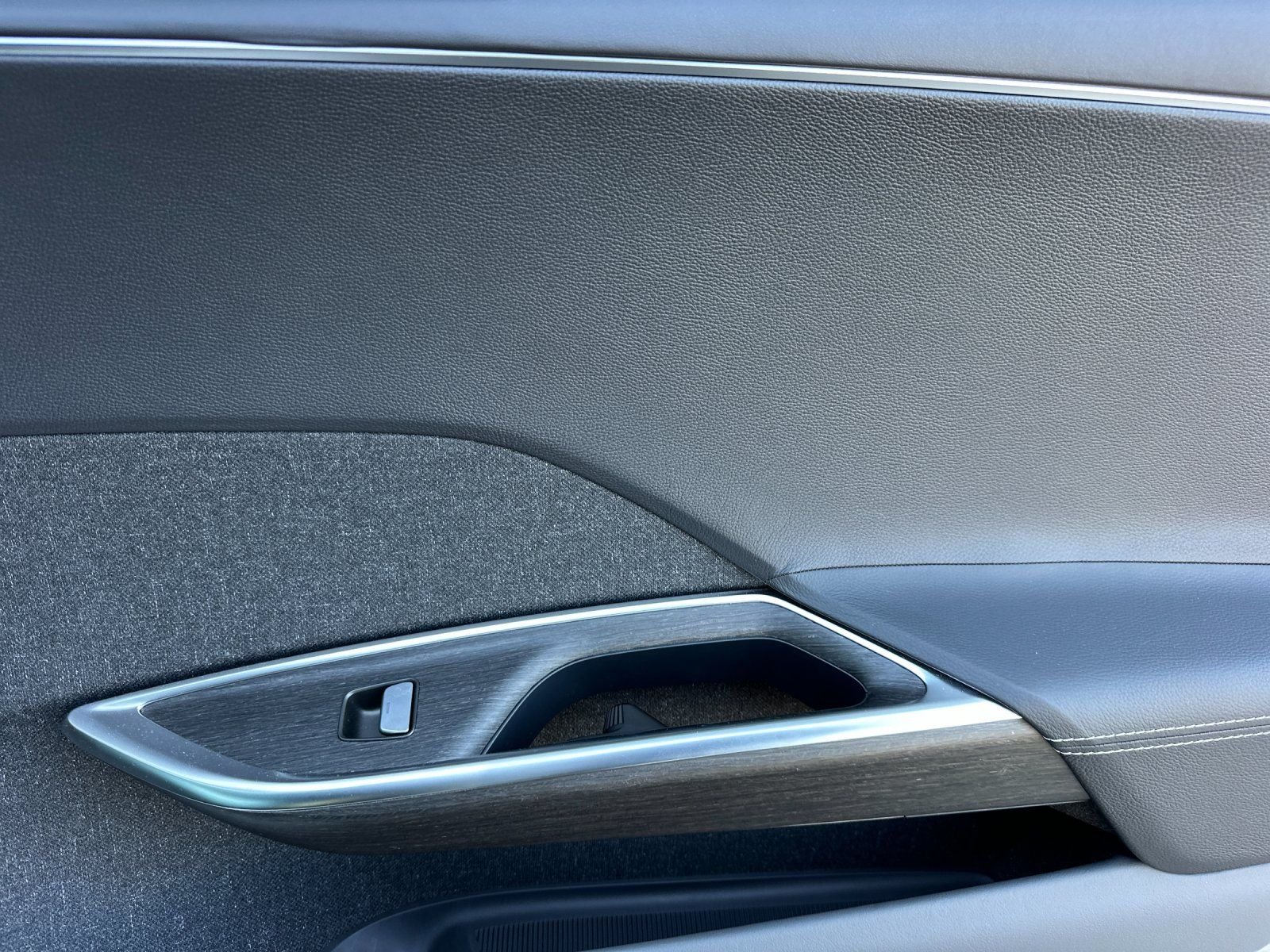 Used 2025  Lucid Touring image 18