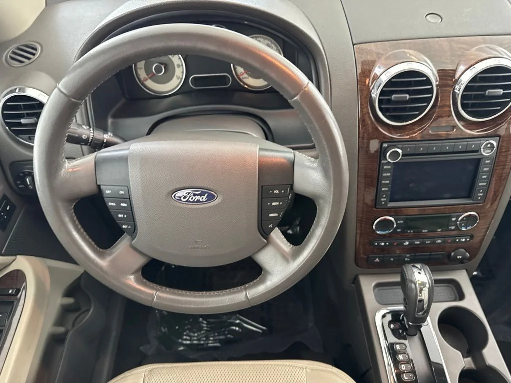 Used 2008  Ford Limited image 25
