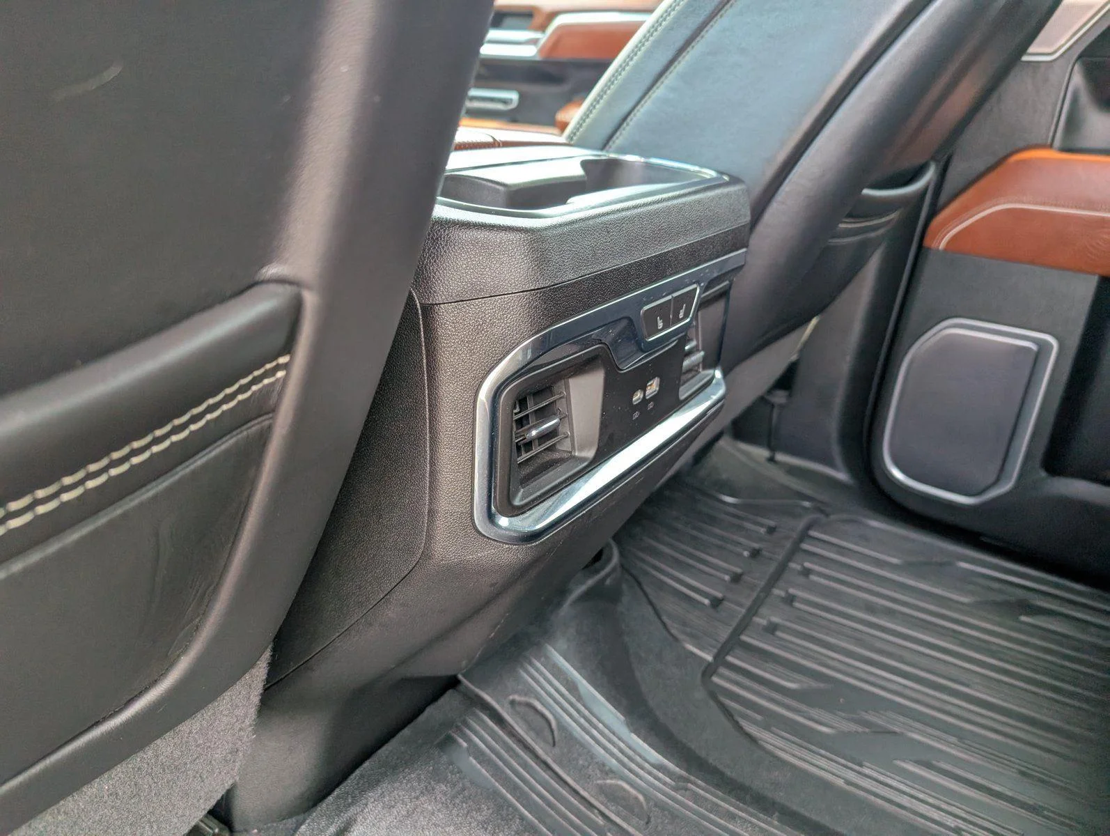 Used 2023 White Frost Tricoat GMC Denali Ultimate image 33