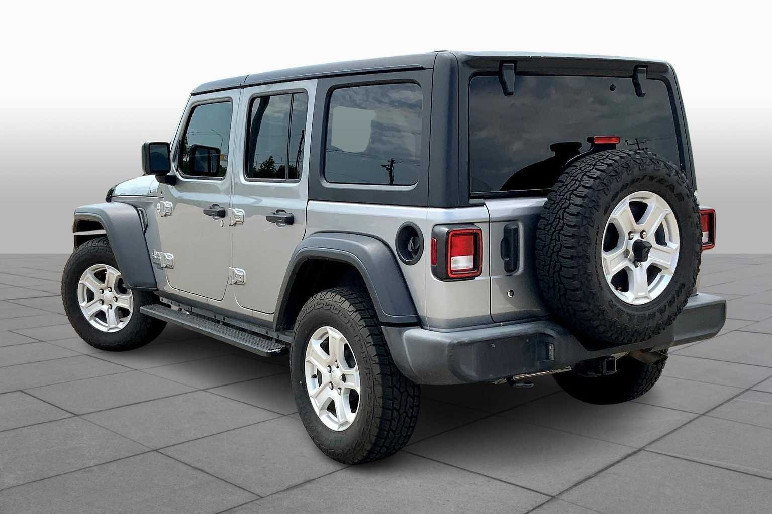 Used 2018 Billet Silver Metallic Clearcoat Jeep Sport S image 11