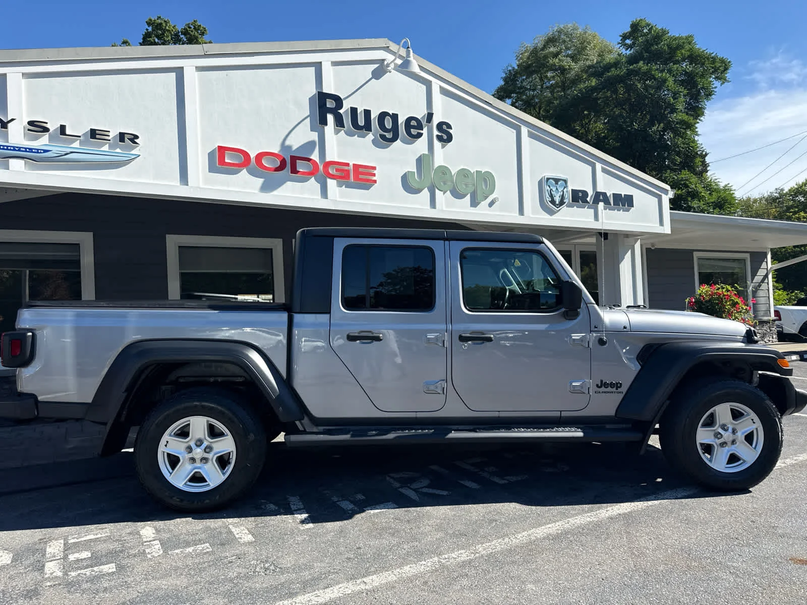 Used 2020 Billet Silver Metallic Clearcoat Jeep Sport S image 5