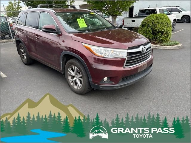 Used 2015 Red Toyota XLE V6 image 1