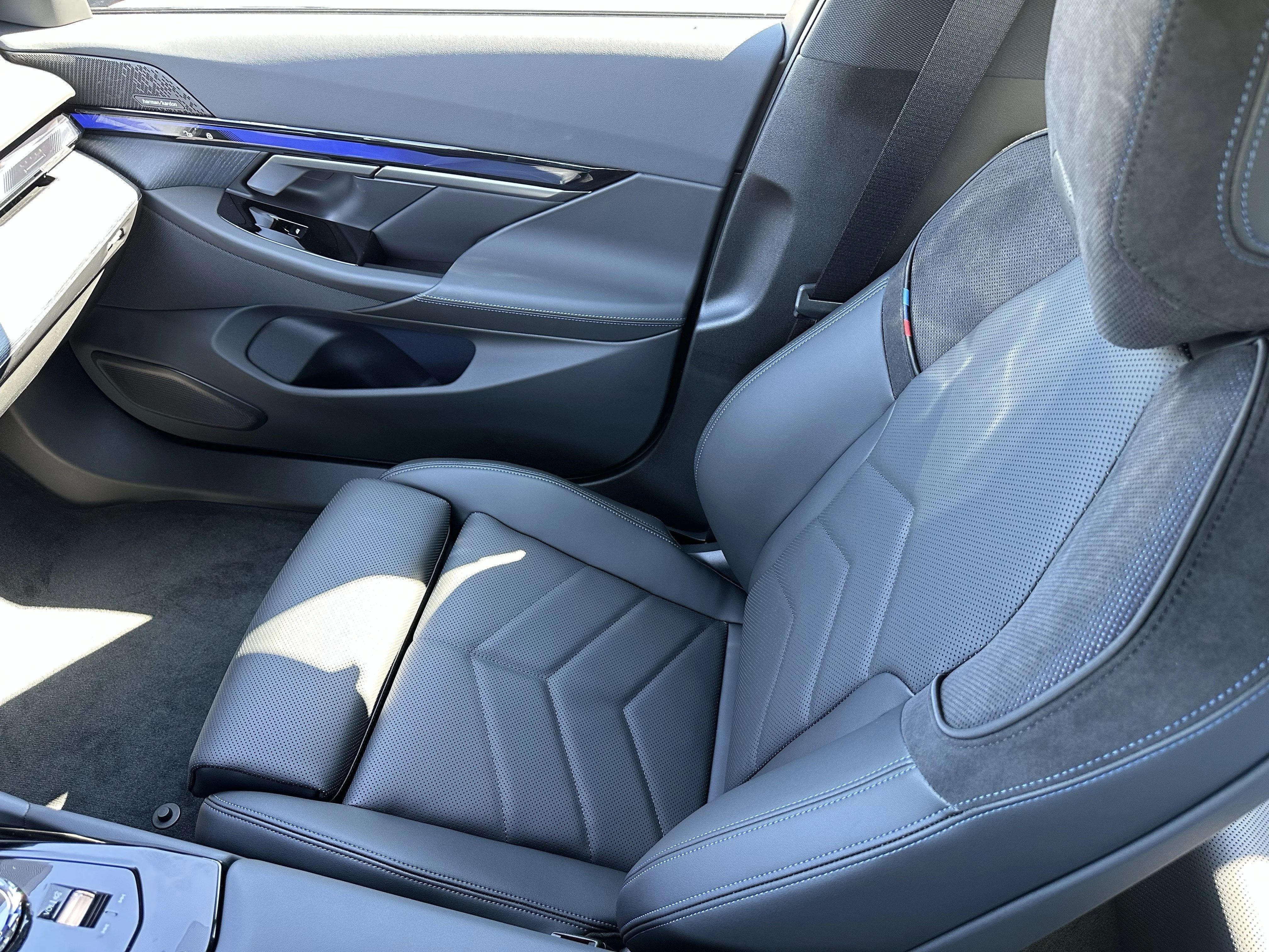 New 2026 Tanzanite Blue II Metallic BMW 550e xDrive image 11