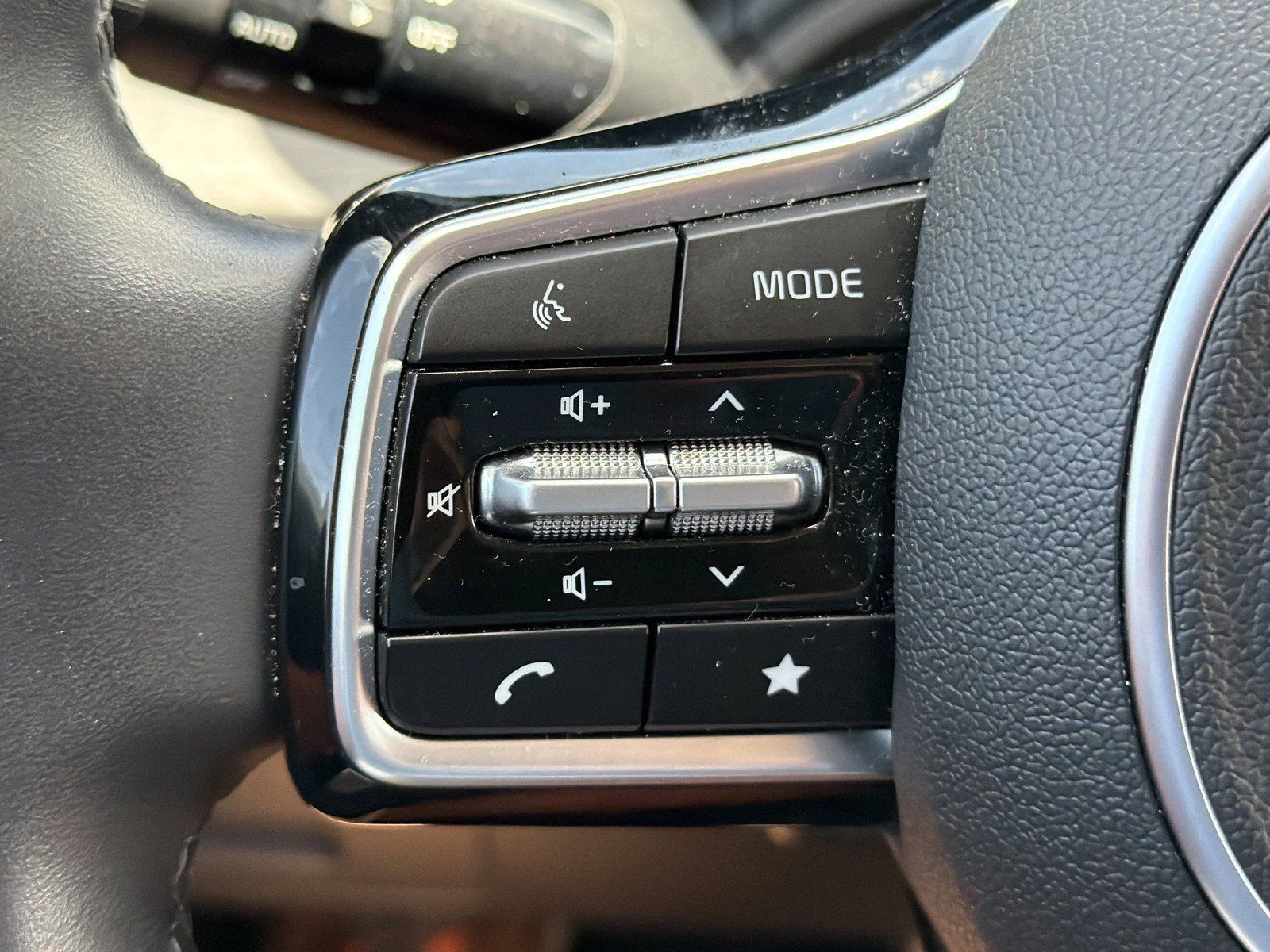 Used 2024 White Kia SX image 33