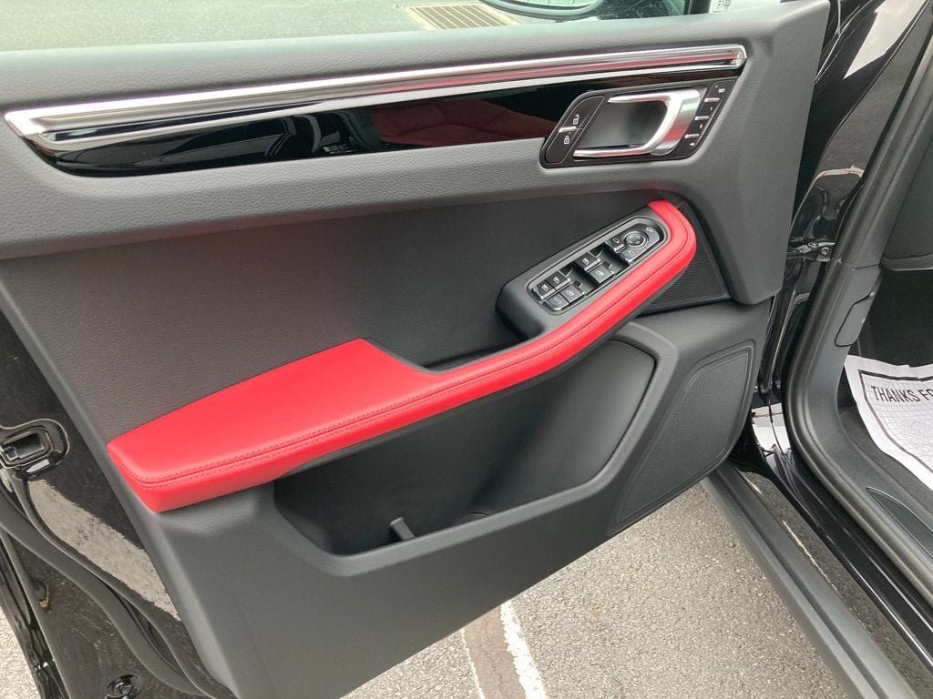 2025 Porsche Macan - Photo 11
