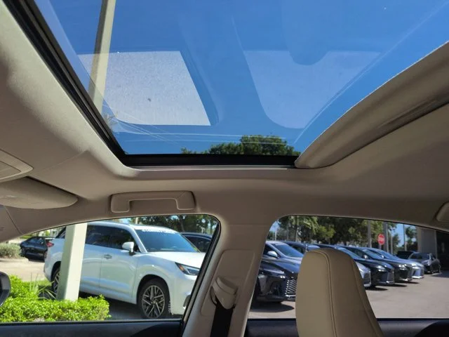 Used 2018 White Lexus 300h image 21