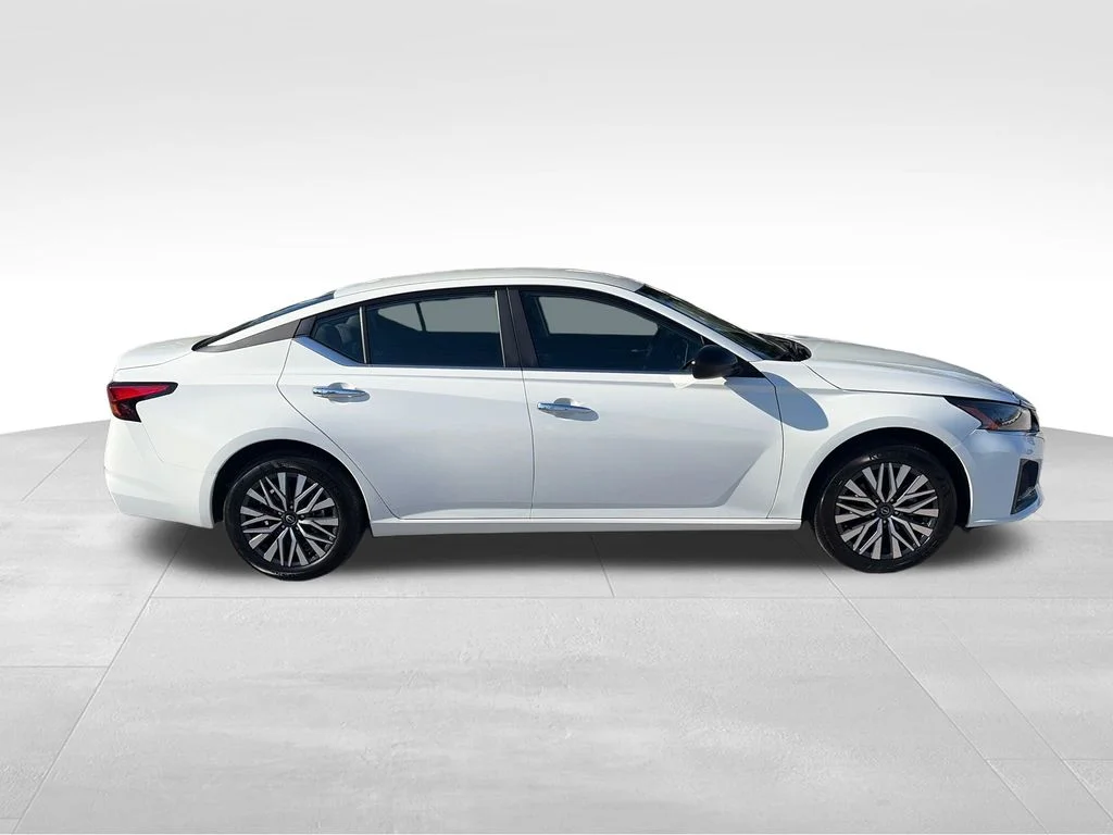 Used 2025 White Nissan 2.5 SV image 7