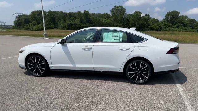 Used 2024 Platinum White Honda Touring image 6