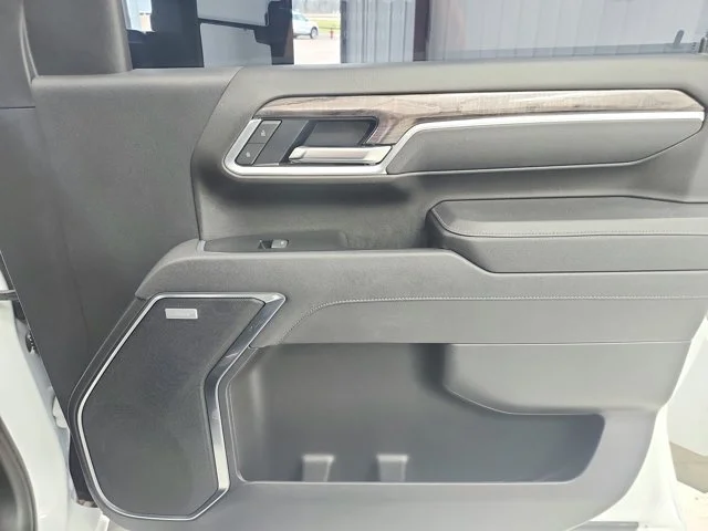 Used 2025 Summit White Chevrolet LTZ image 40
