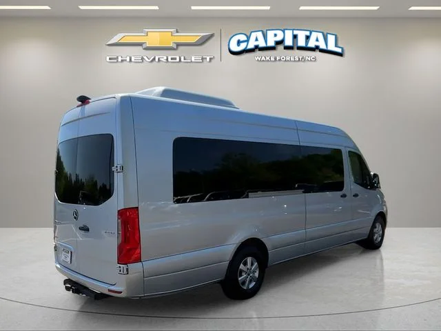 Used 2021  Mercedes-Benz Cargo 170 WB image 6