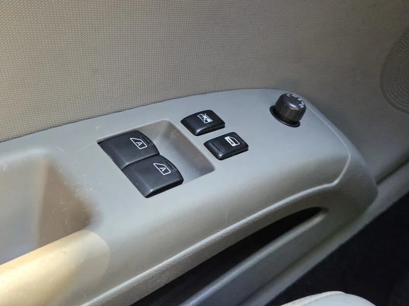 Used 2005 Chrome Silver Metallic NISSAN TOURING image 28