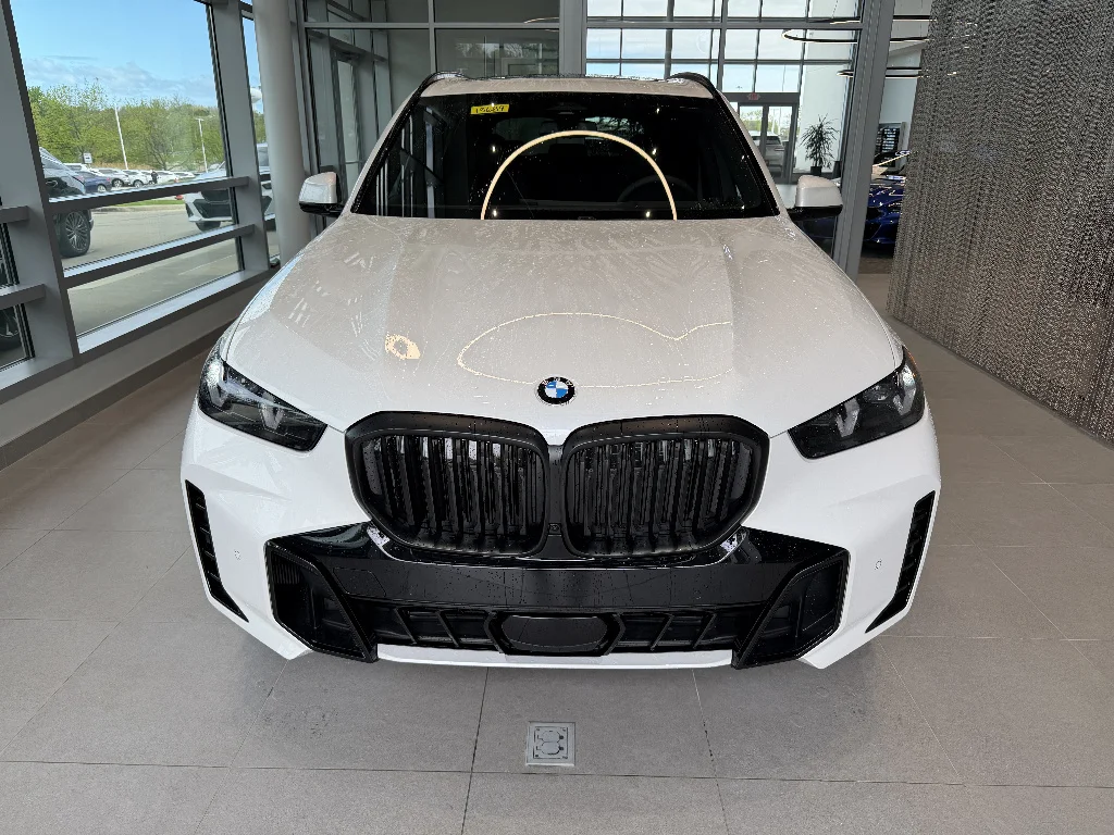 New 2026 Mineral White Metallic BMW xDrive40i image 2