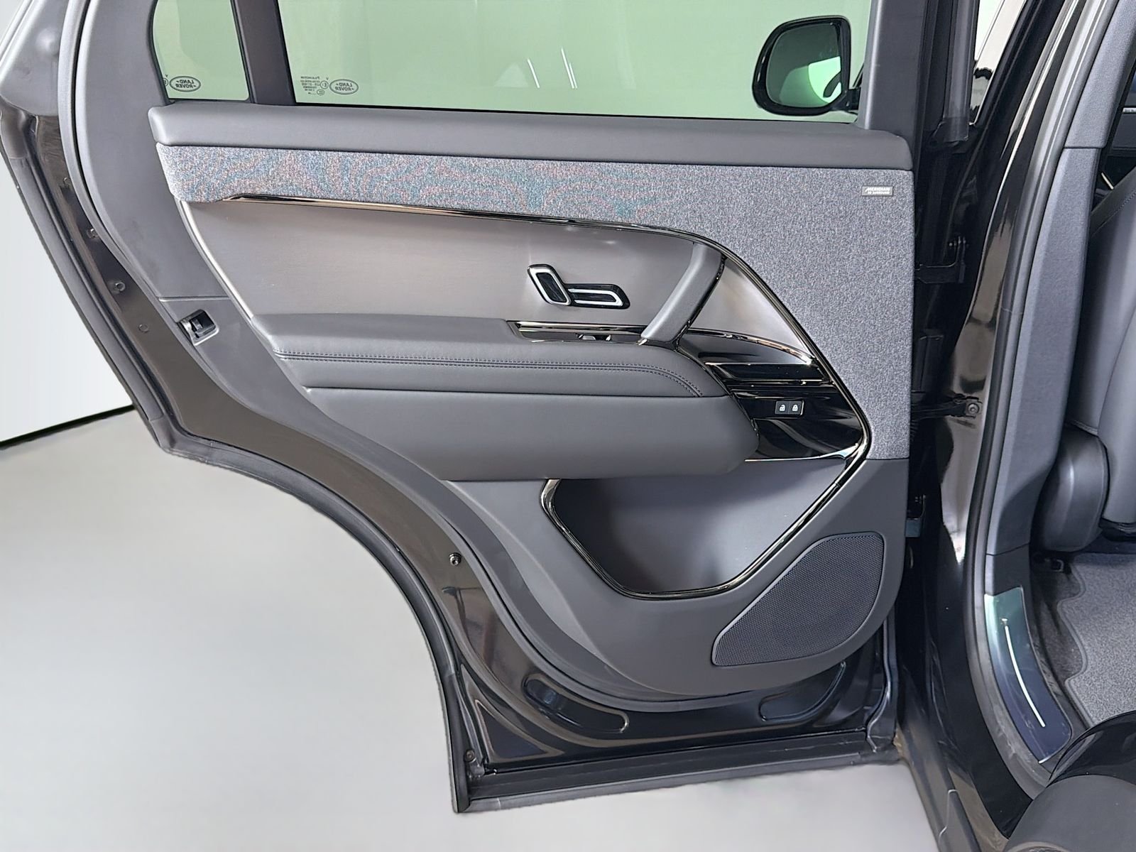 New 2026 Santorini Black Land Rover Dynamic SE image 27