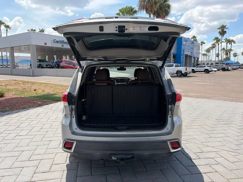 Used 2019  Toyota Limited image 6