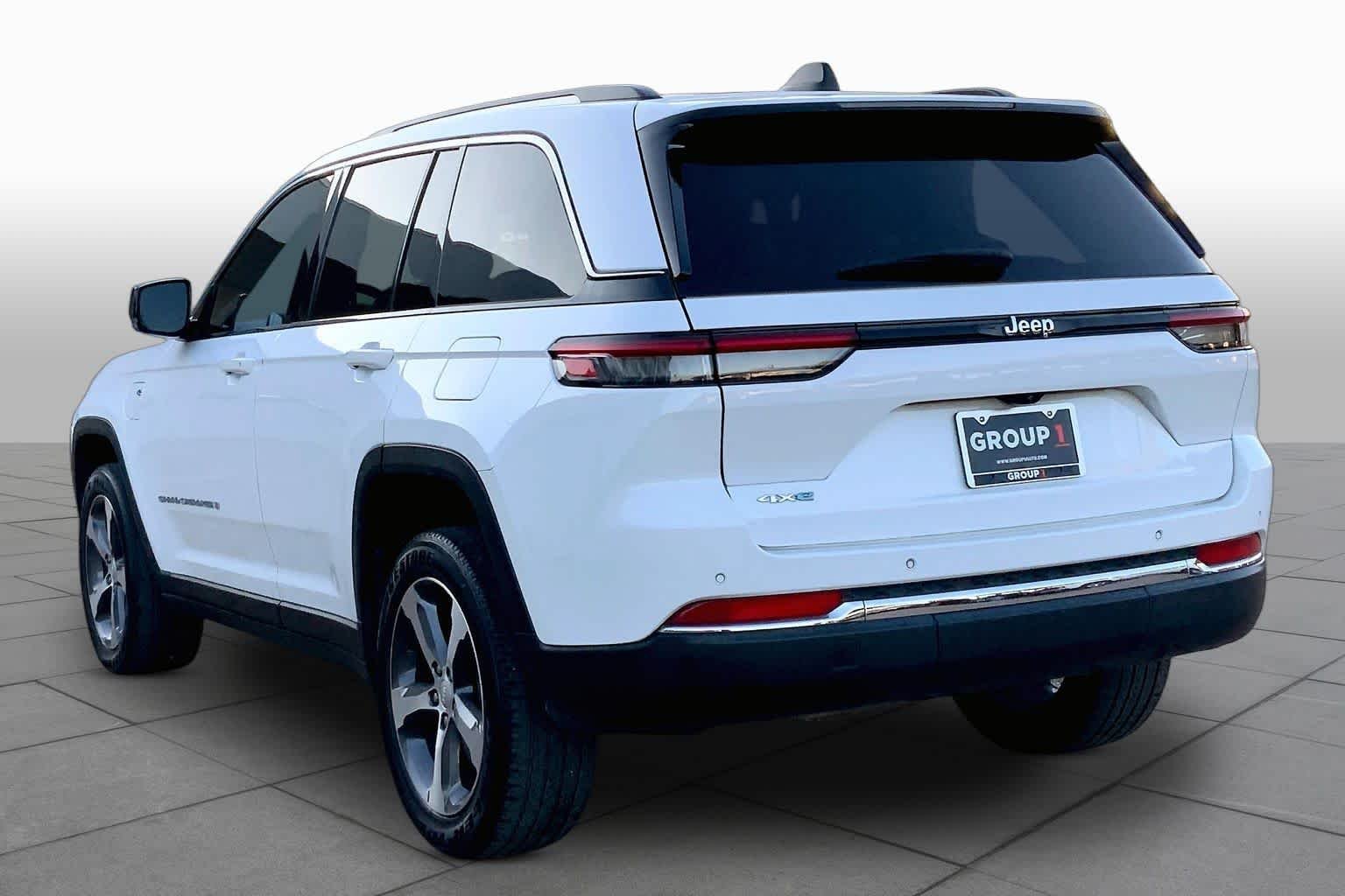 Used 2022 Bright White Clearcoat Jeep  image 11