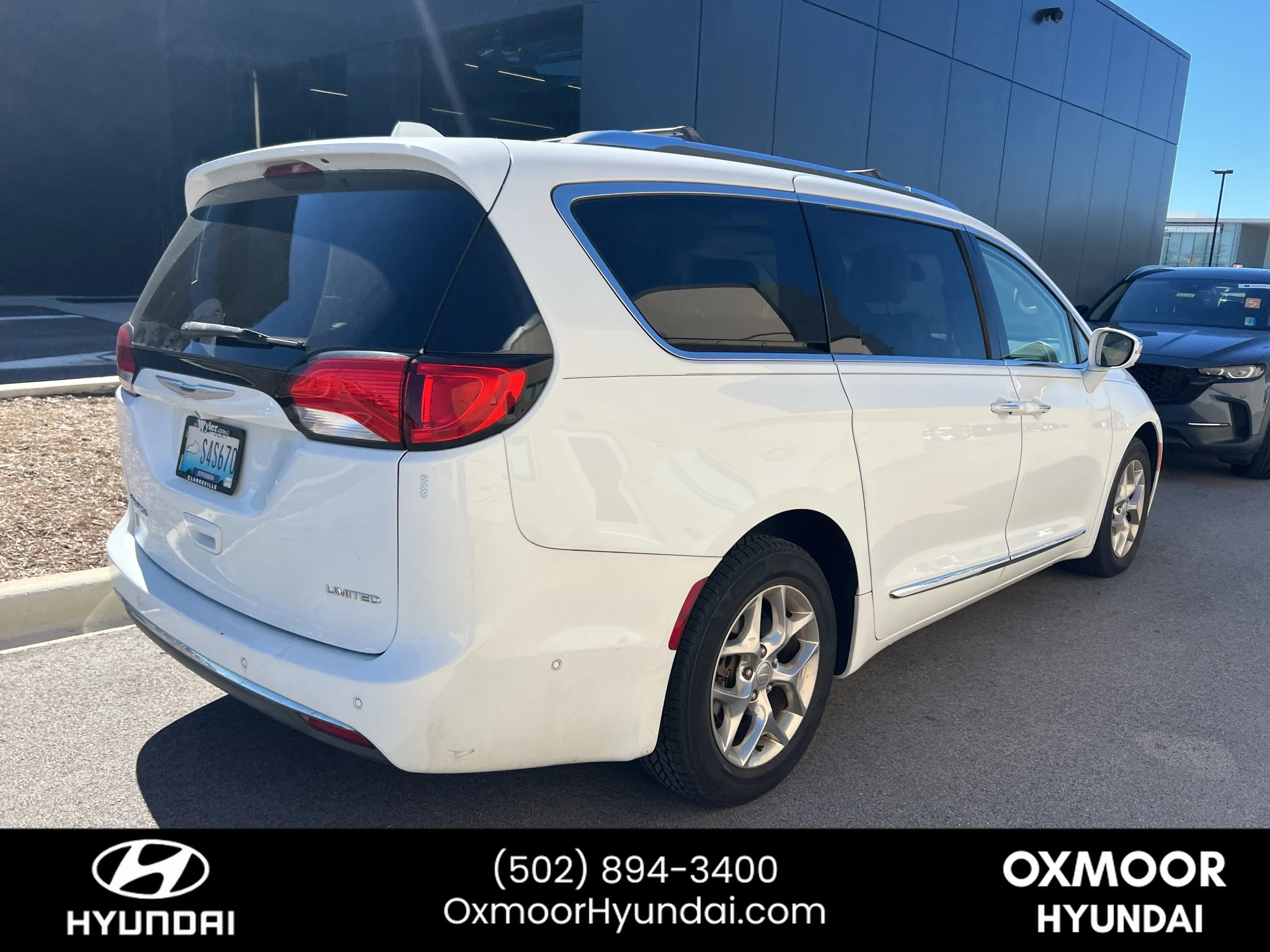 Used 2017 Bright White Clearcoat Chrysler Limited image 17