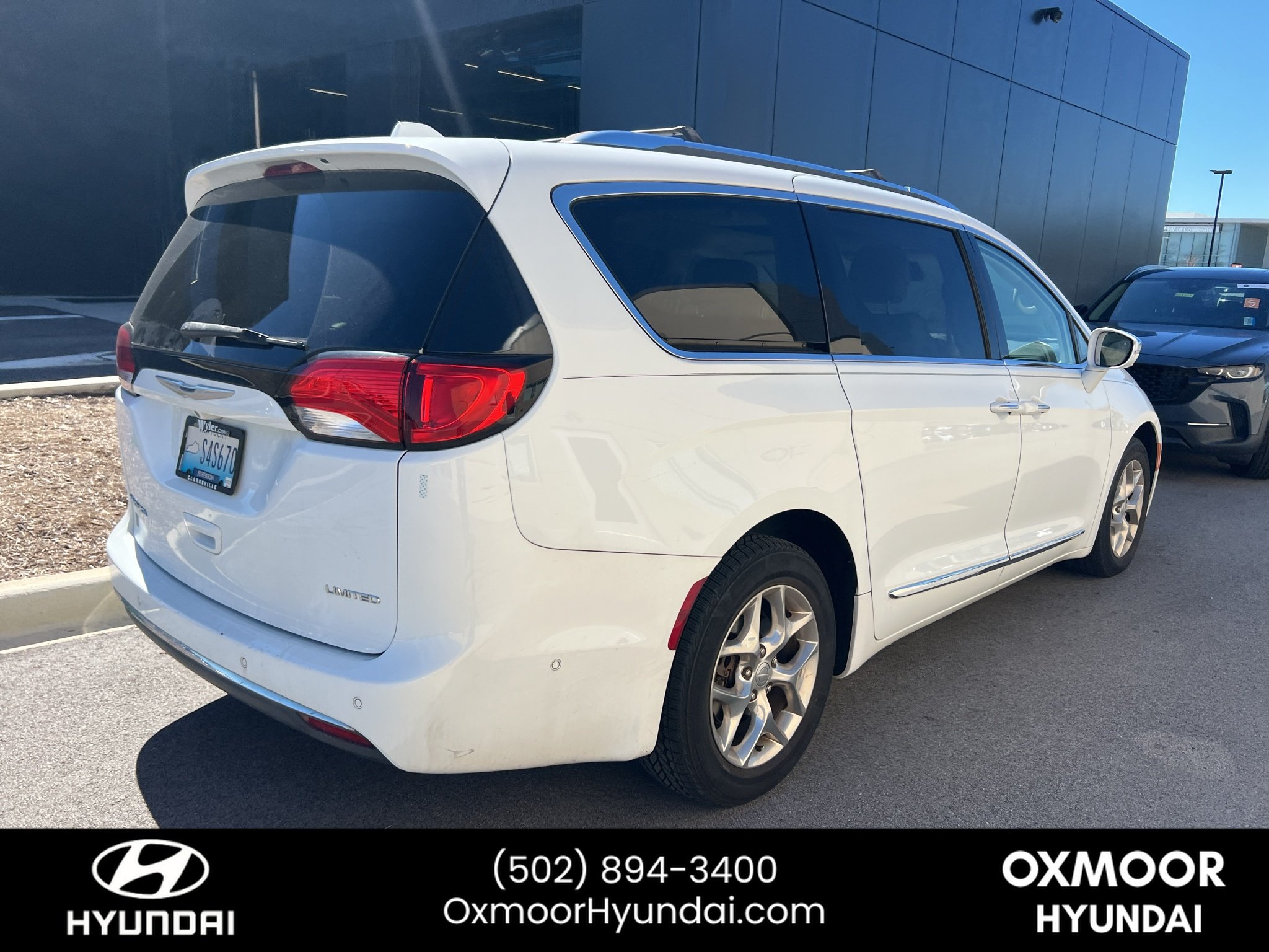 Used 2017 Bright White Clearcoat Chrysler Limited image 17