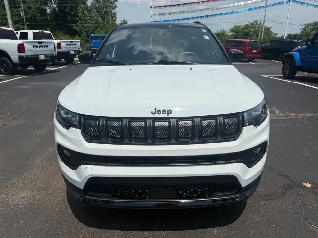 Used 2022 White Jeep Latitude image 9