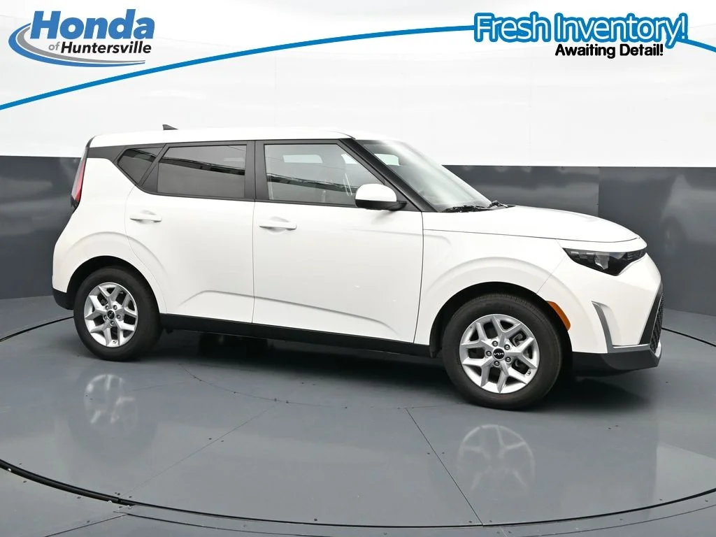 Used 2025 Snow White Pearl Kia LX image 11