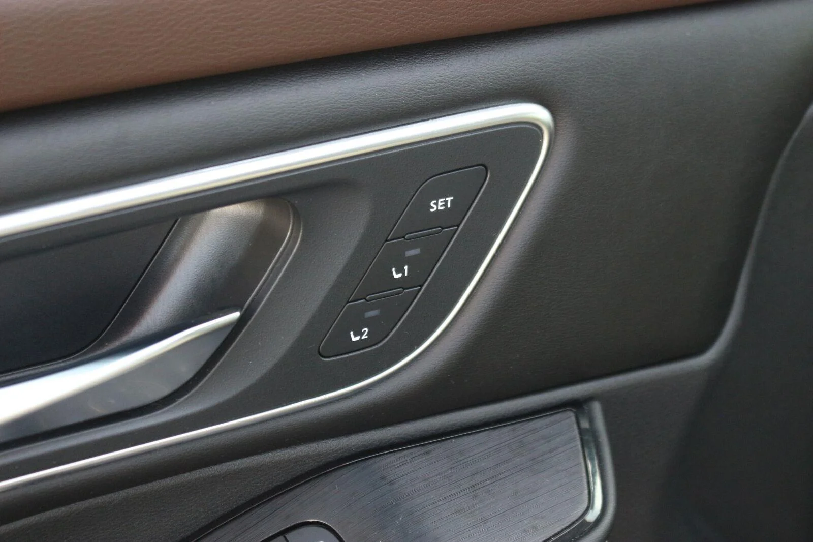 Used 2022 Gold Nissan Platinum image 14