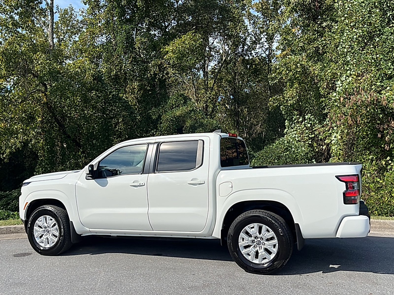 Used 2024 Glacier White Nissan Crew Cab SV 4x2 image 3