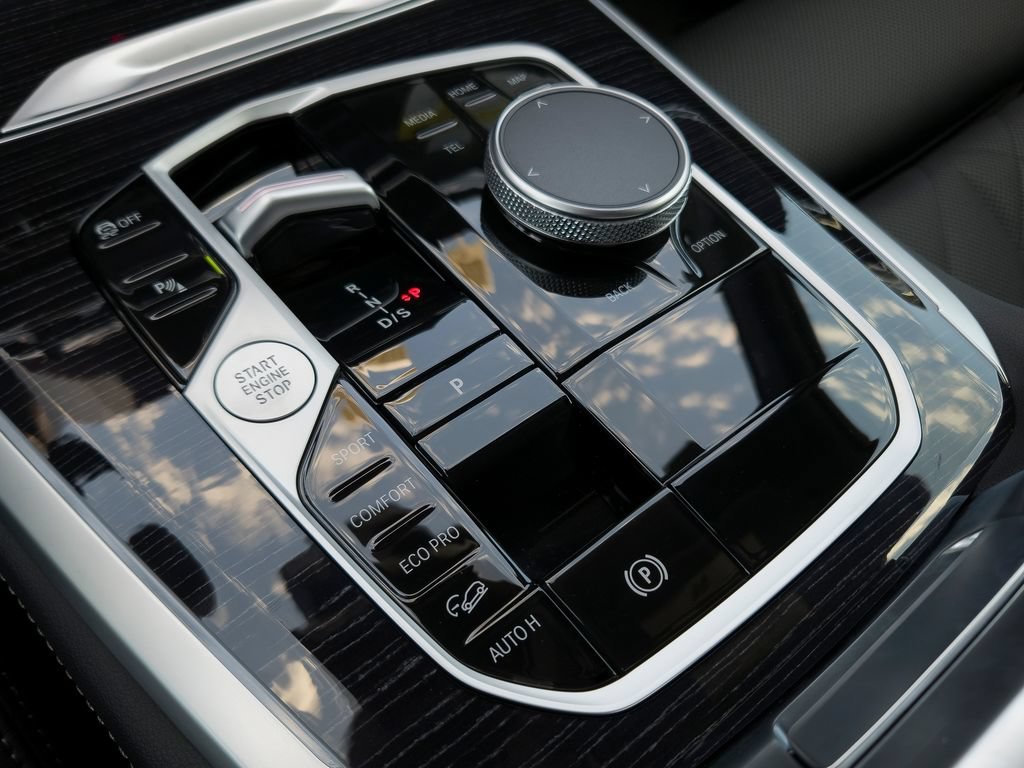 New 2026 Manhattan Green Metallic BMW xDrive40i image 10