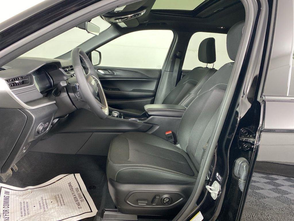 Used 2025 Diamond Black Crystal Pearlcoa Jeep Laredo X image 14