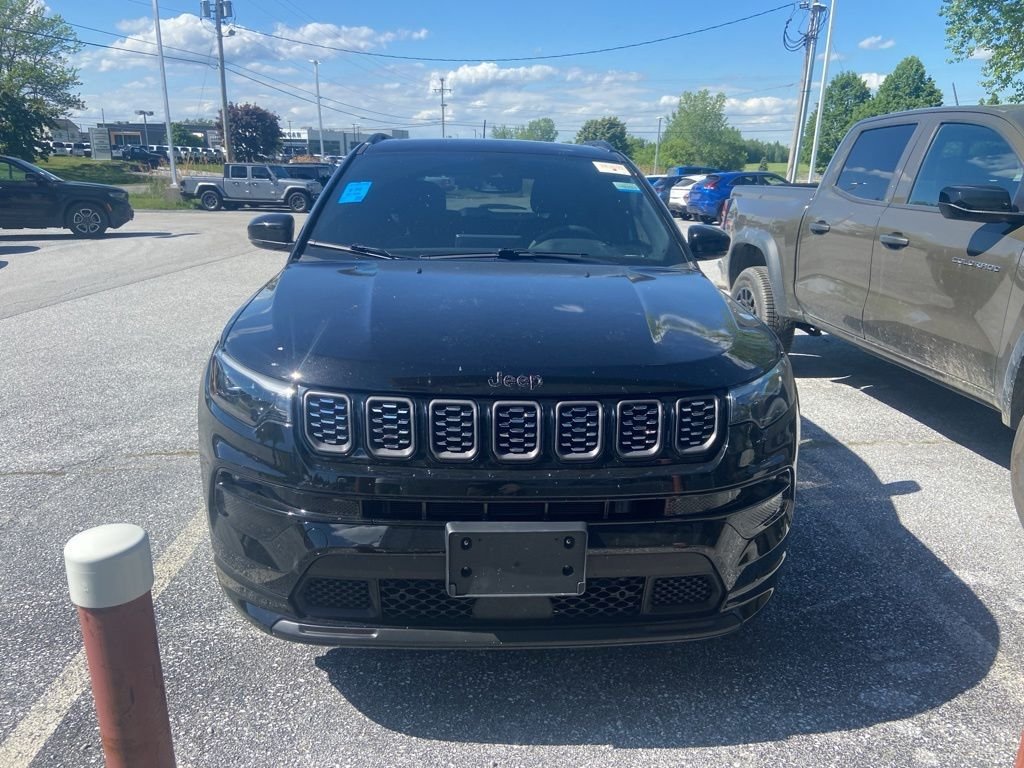 Used 2024 Diamond Black Crystal Pearlcoat Jeep Limited image 2