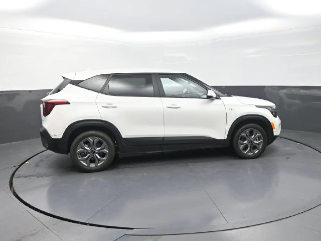 Used 2024 White Kia LX image 10
