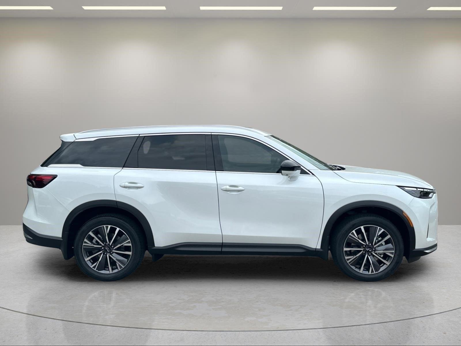 New 2027 RADIANT WHITE INFINITI Luxe FWD image 8