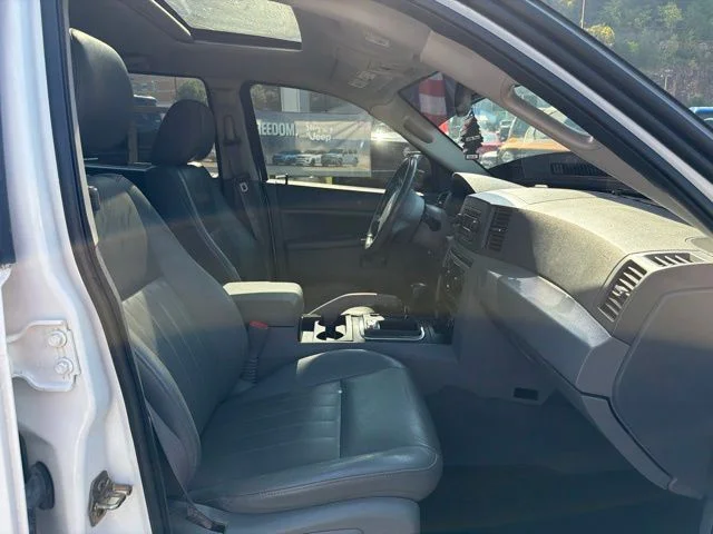 Used 2005 White Jeep Laredo image 23