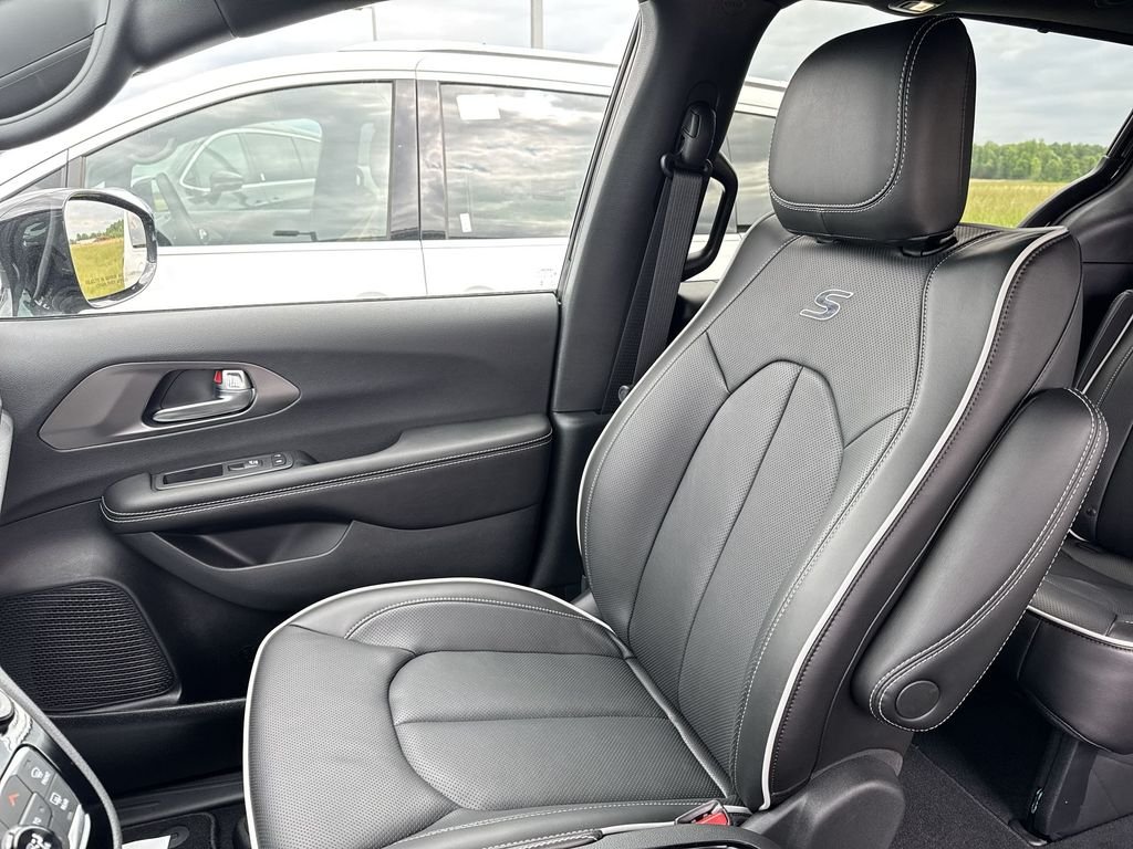 2027 Chrysler Pacifica Limited - Photo 26