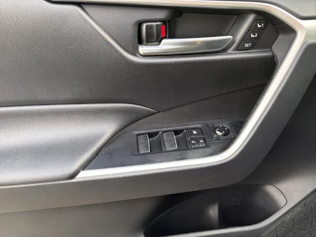Used 2019 Gray Toyota XLE Premium image 10