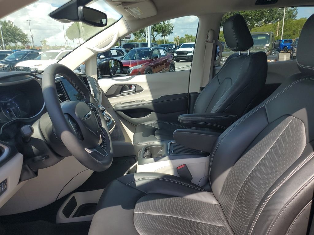 Used 2022 Black Chrysler Touring L image 15