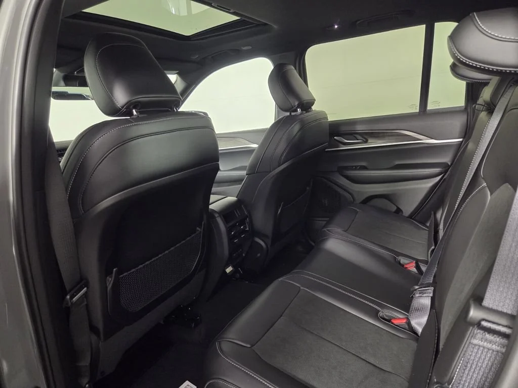 New 2027 Sting-Gray Clearcoat Jeep Laredo Altitude image 17
