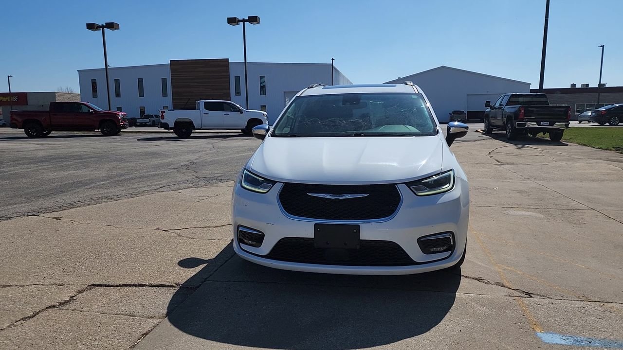 Used 2023  Chrysler Limited image 4