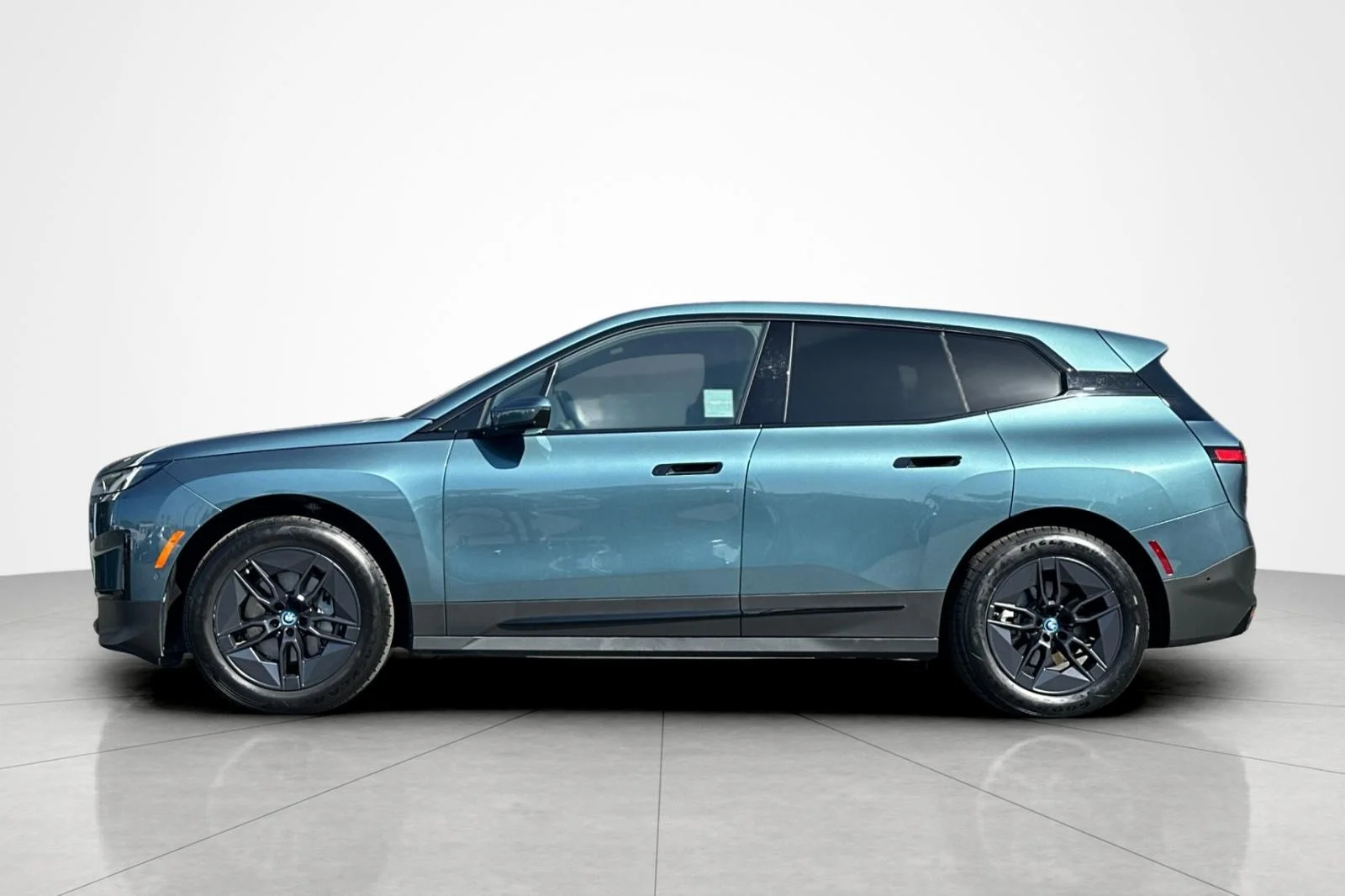 Used 2024 Blue Ridge Mountain Metallic BMW xDrive50 image 2