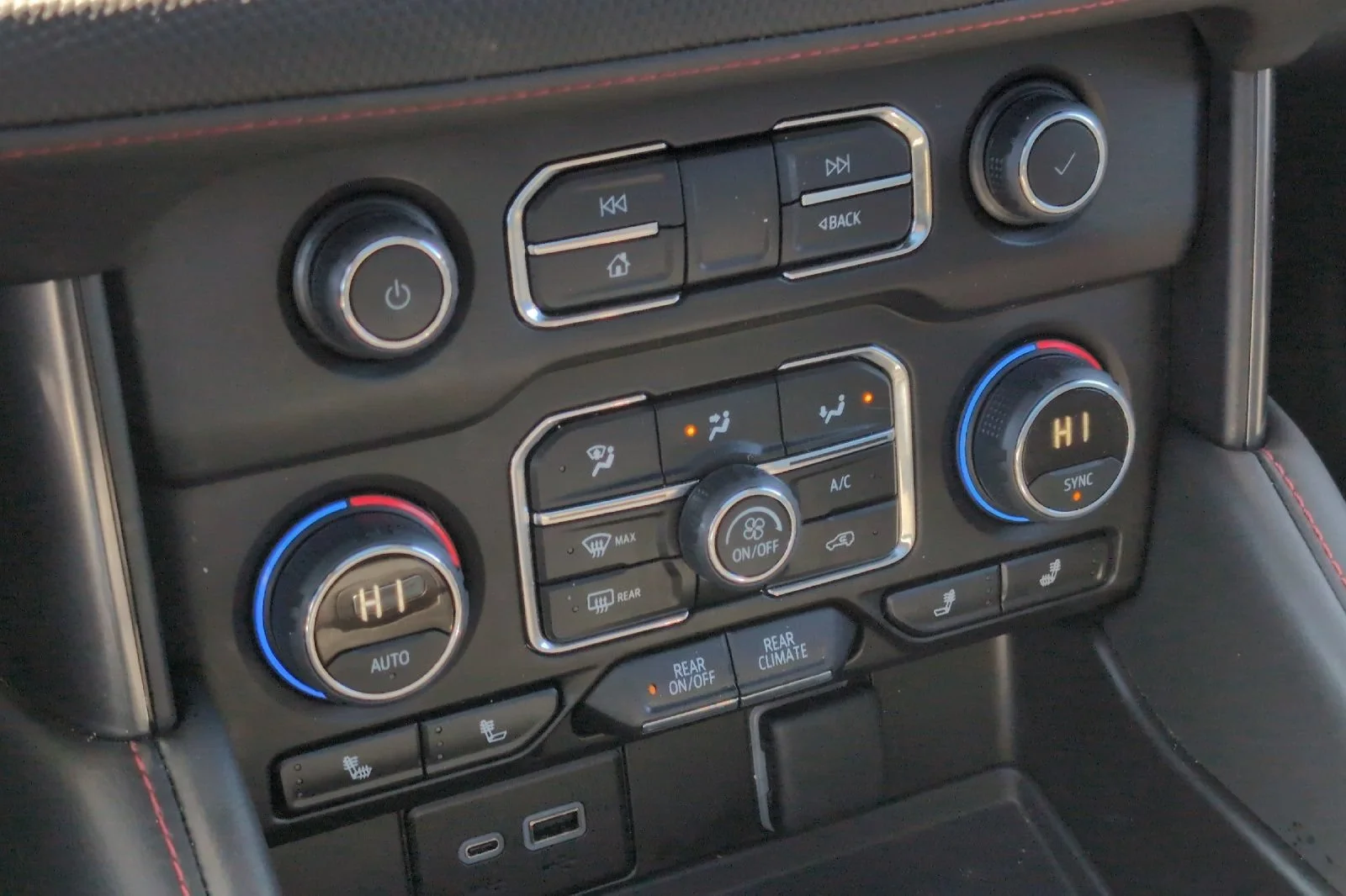 2024 Chevrolet Suburban RST - Photo 23