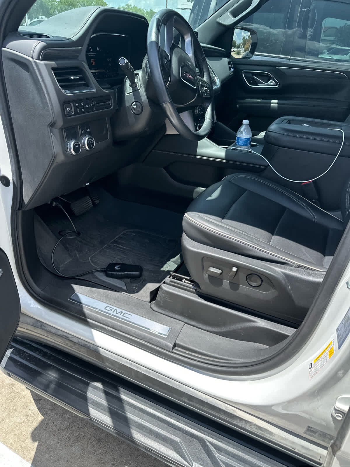 Used 2022 White Frost Tricoat GMC SLT image 18