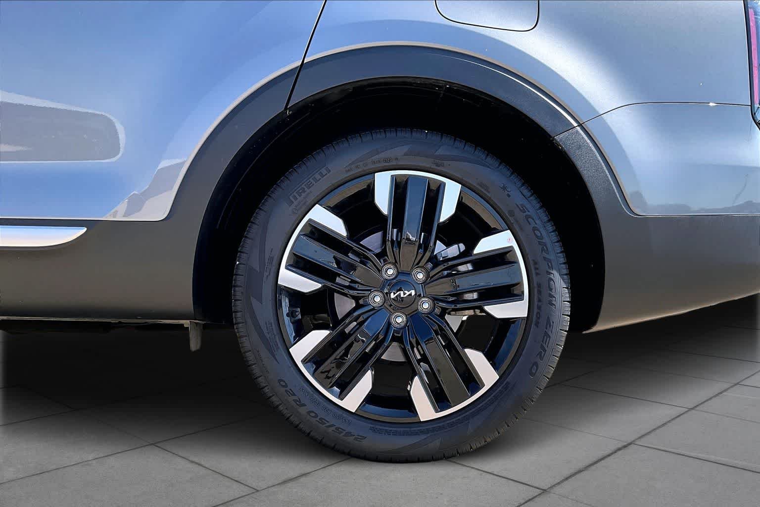 Used 2024 Everlasting Silver Kia SX image 17