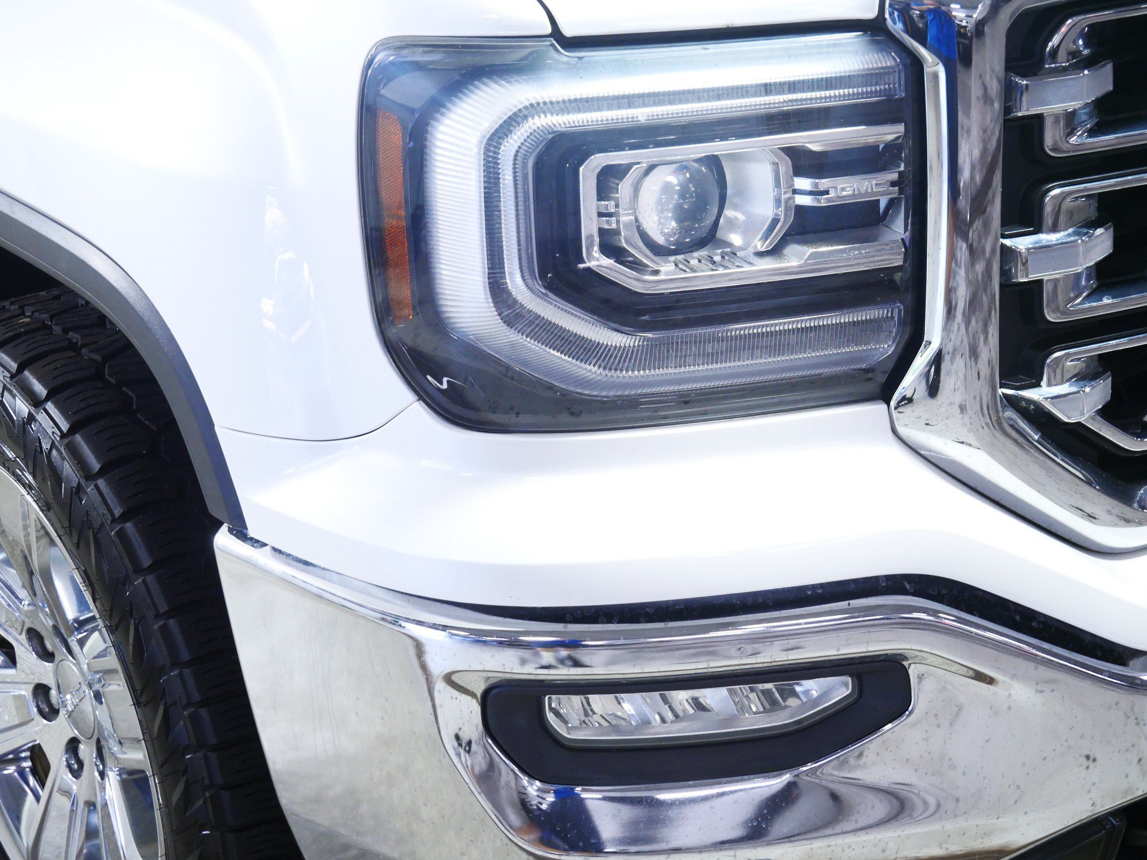 Used 2018 WHITE FROST TRICOAT GMC SLT image 16