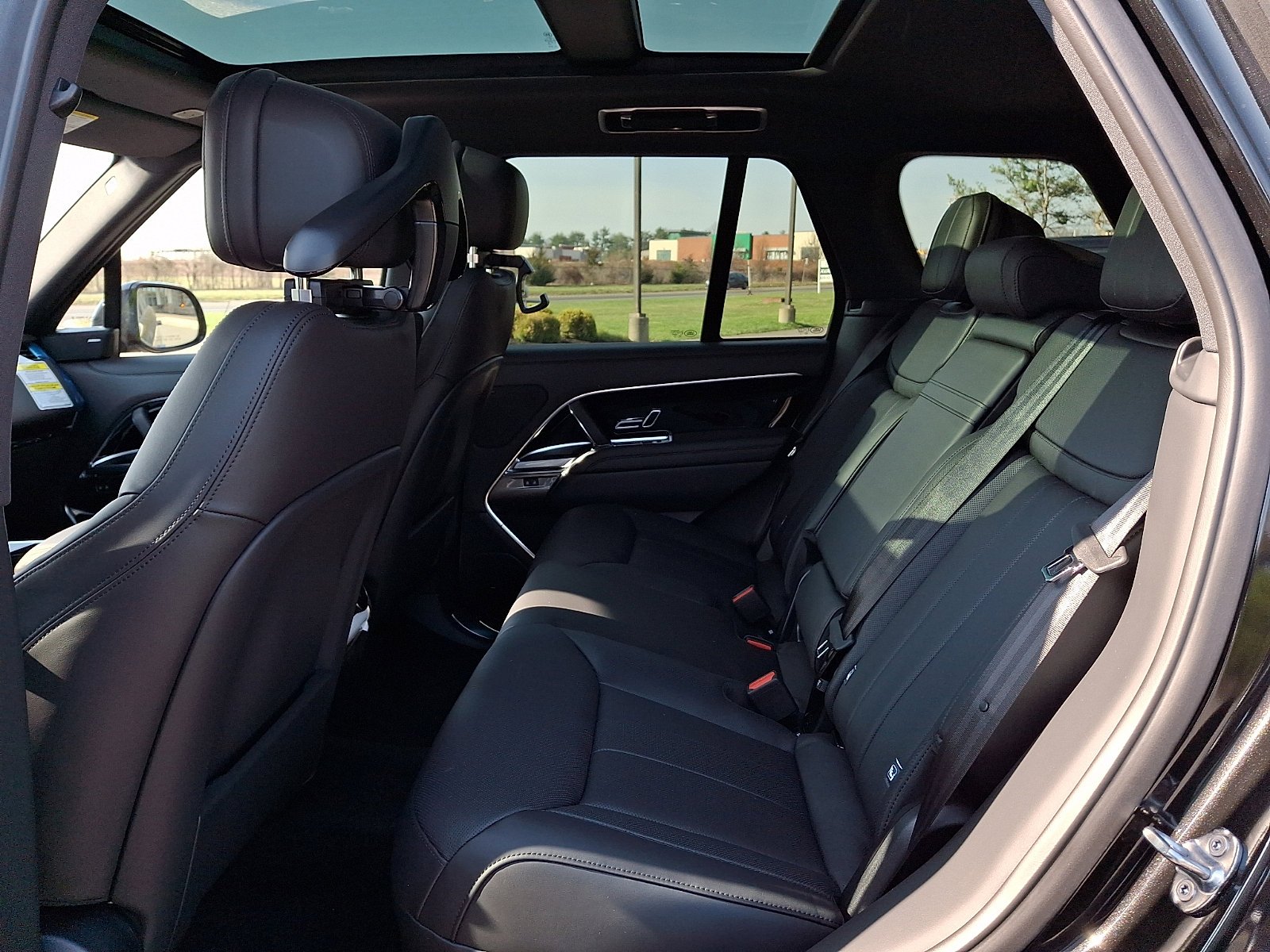 New 2026 Santorini Black Land Rover SE image 8
