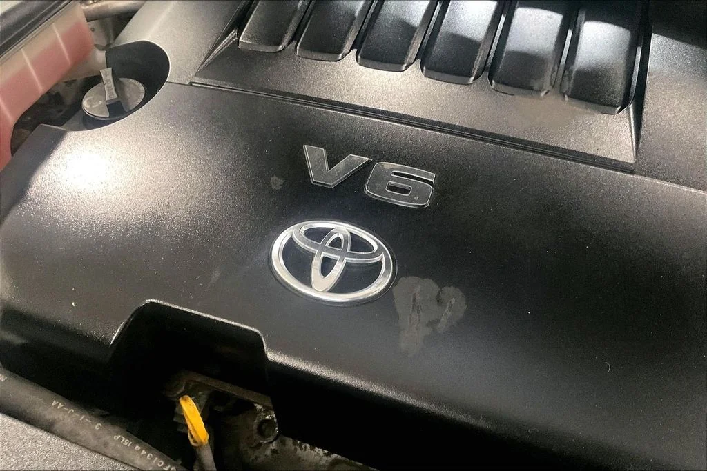 Used 2008 Silver Toyota Sport image 32
